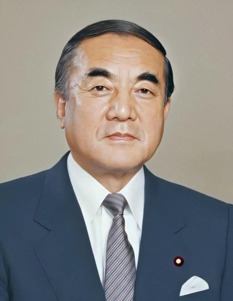 1985 年 8 月 15 日，时任日本首相‌中曾根康弘‌率领内阁成员正式参拜了