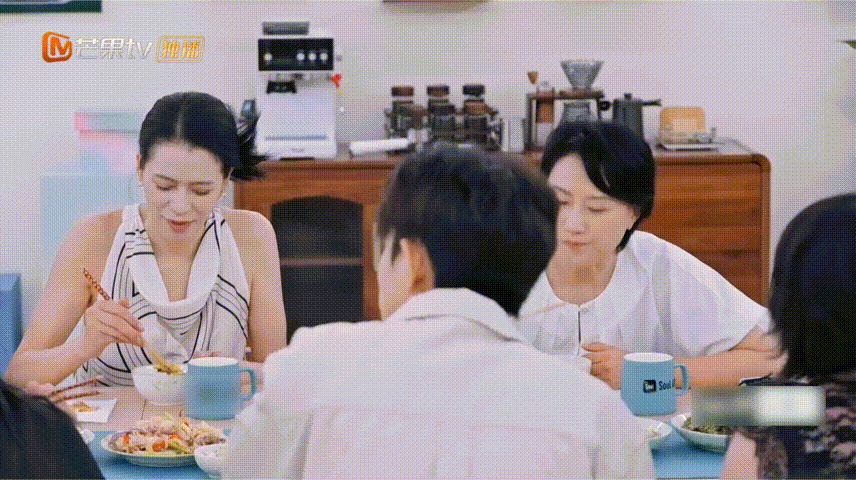 恋综落单男嘉宾独自应对六位妈妈心动双重奏落单的小插曲丝毫没有影响贺子雨的状态，晚