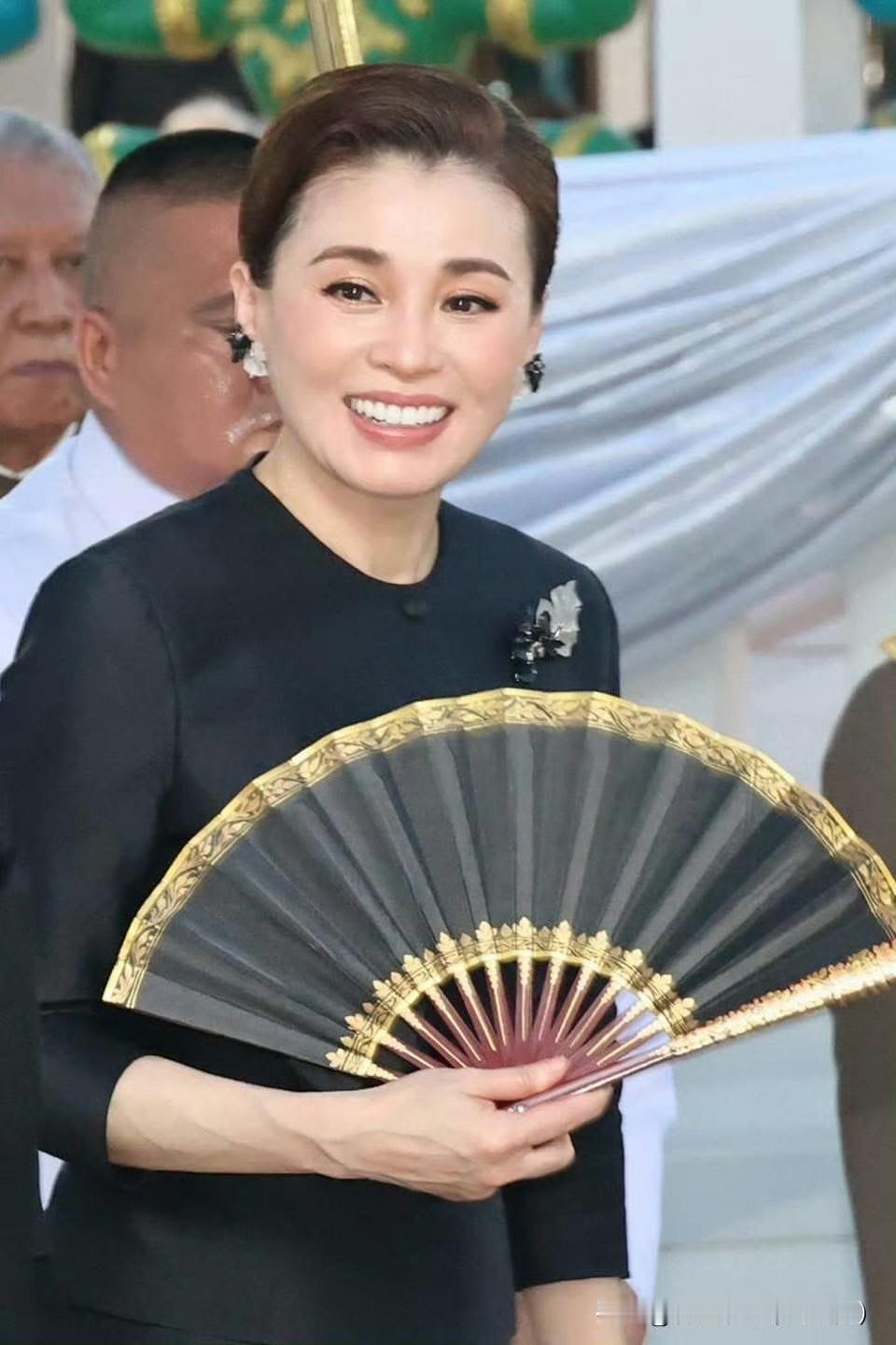 国王夫妇主持剪彩活动！当王后真不容易啊，苏提达王后的敬业态度让人敬佩！