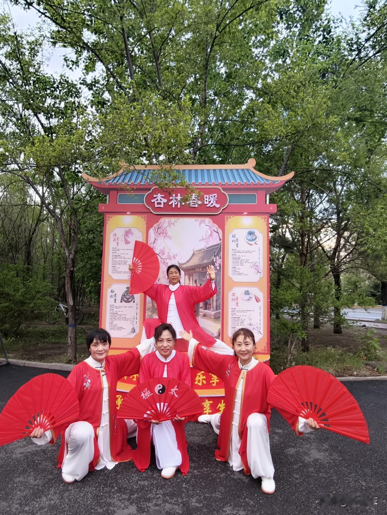 翠袖风
纤手摇风碧玉姱，
翩翩起舞若红霞。
节日惊鸿添喜气，
请续句……
（绝色