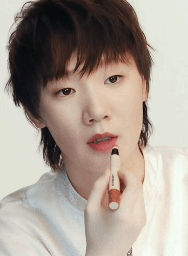 王曼昱极具女性魅力的镜头！来自主流大刊《V》杂志拍摄幕后。
谁能想到可以看到王曼