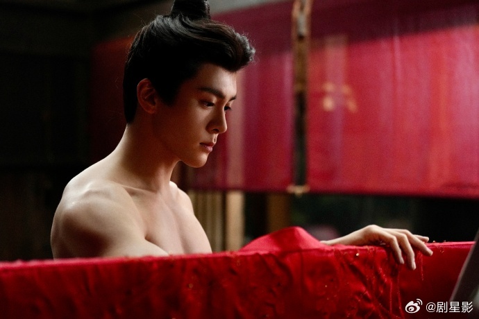 曾舜晞回应慷慨且富有曾舜晞感谢有机会露腹肌 直播回应慷慨且富有，小晞太会说了 