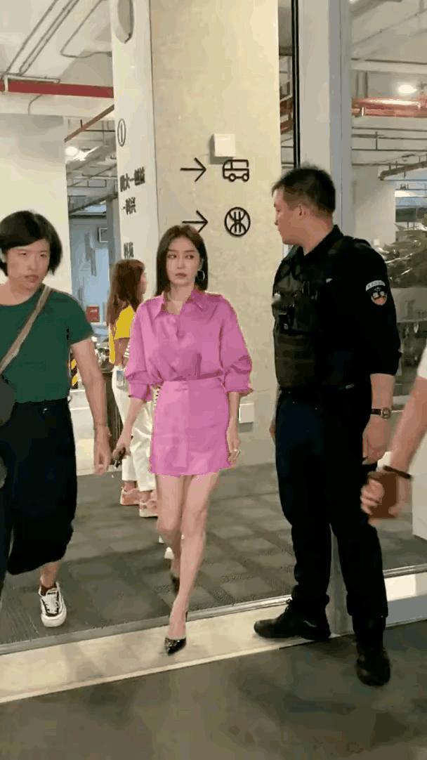 看样子秦岚的熟女魅力，普通男人根本招架不住！

天啊，秦岚不愧是连内娱小鲜肉都无