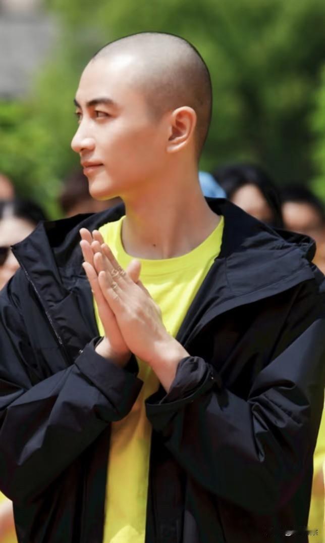 陈晓光头引热议

陈晓对于光头做出回应
称此前准备过假发
但觉得太假了
就没有使