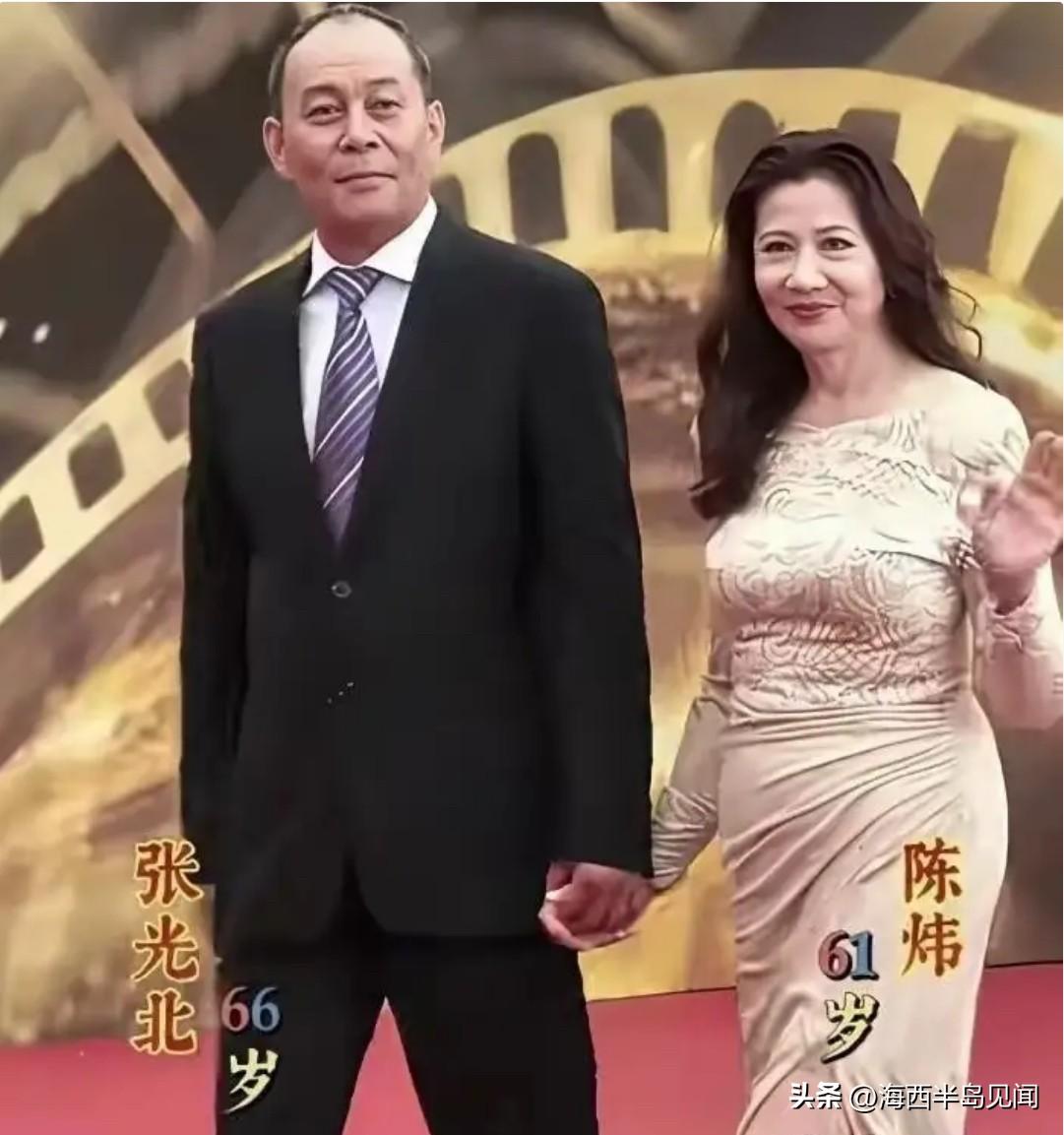 这是张光北与夫人陈炜出席某活动的合影。张光北气场出众，儒雅硬朗，陈炜妆容精致，举