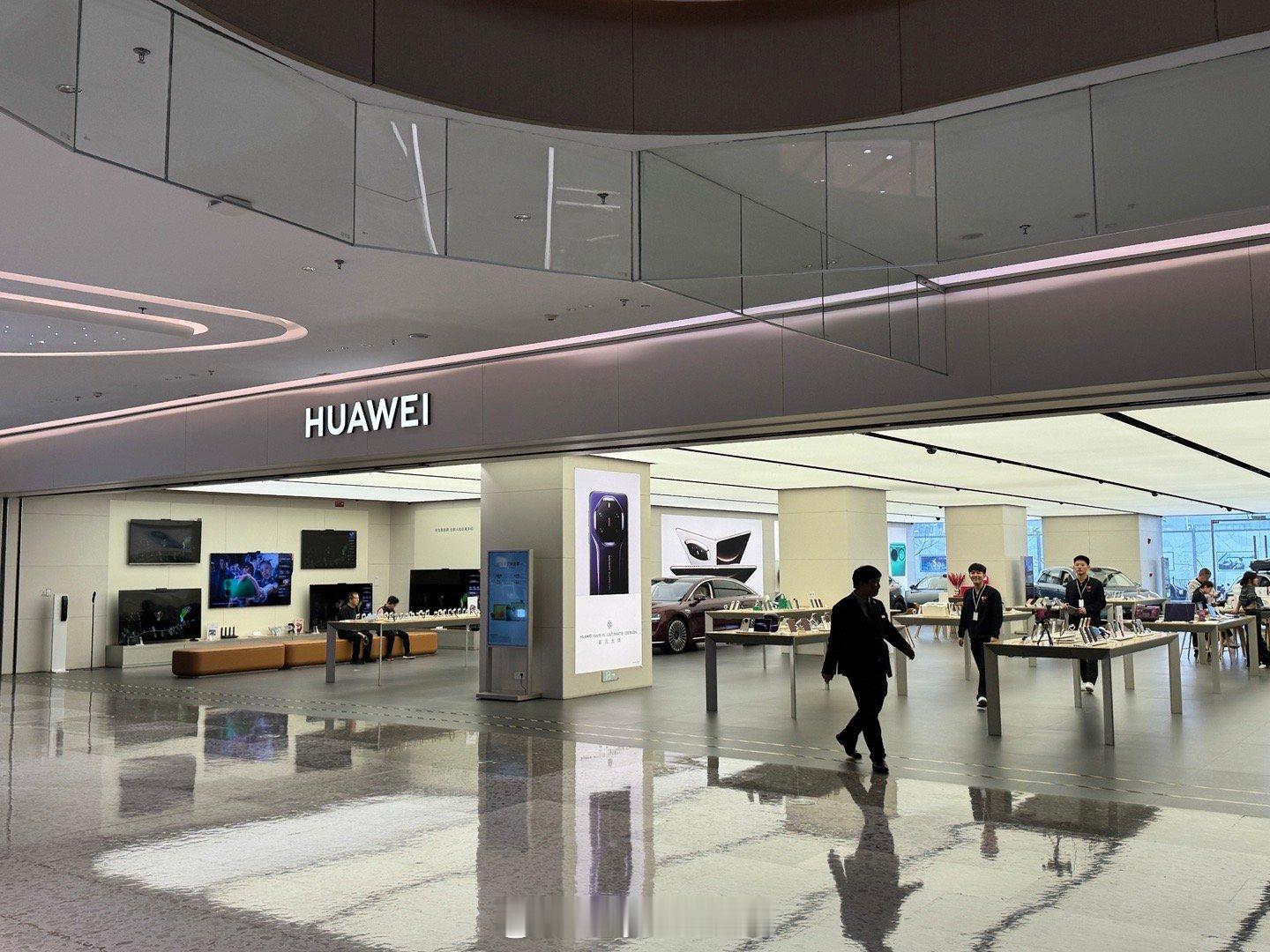 华为是真猛，商场一楼斜对门拿了两家店，一家专摆问界，另一家综合品类和享界智界。工