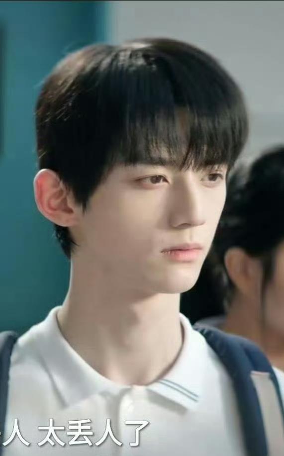 现在好多男明星都长得奇形怪状的[泪奔]赖伟明正脸明明还可以啊，但是侧脸就真的能说