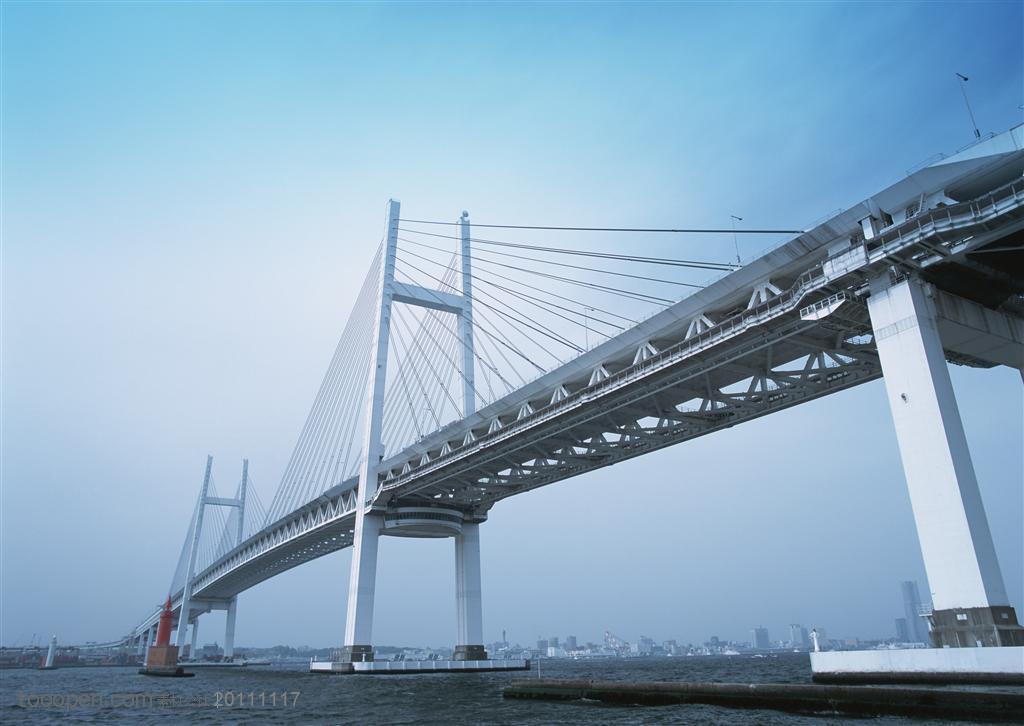 黄石长江大桥重建是件大好事，对经济发展助力明显。这座桥1995年通车，曾是连接武