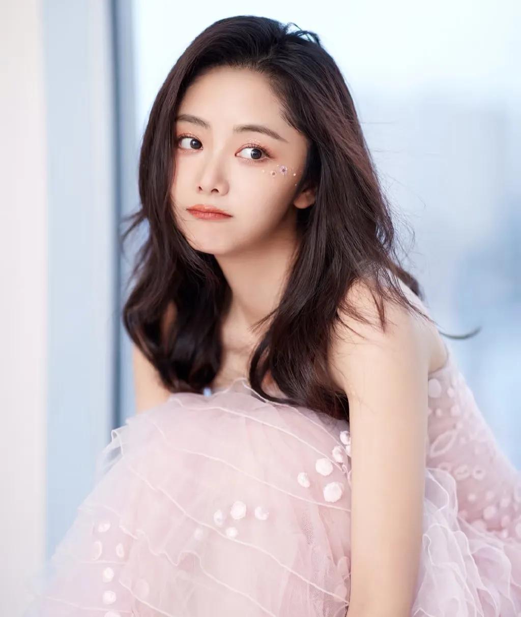 老实说，谭松韵演技真的被低估了！细数内娱流量女演员，能和赵丽颖演技碰一下的，恐怕