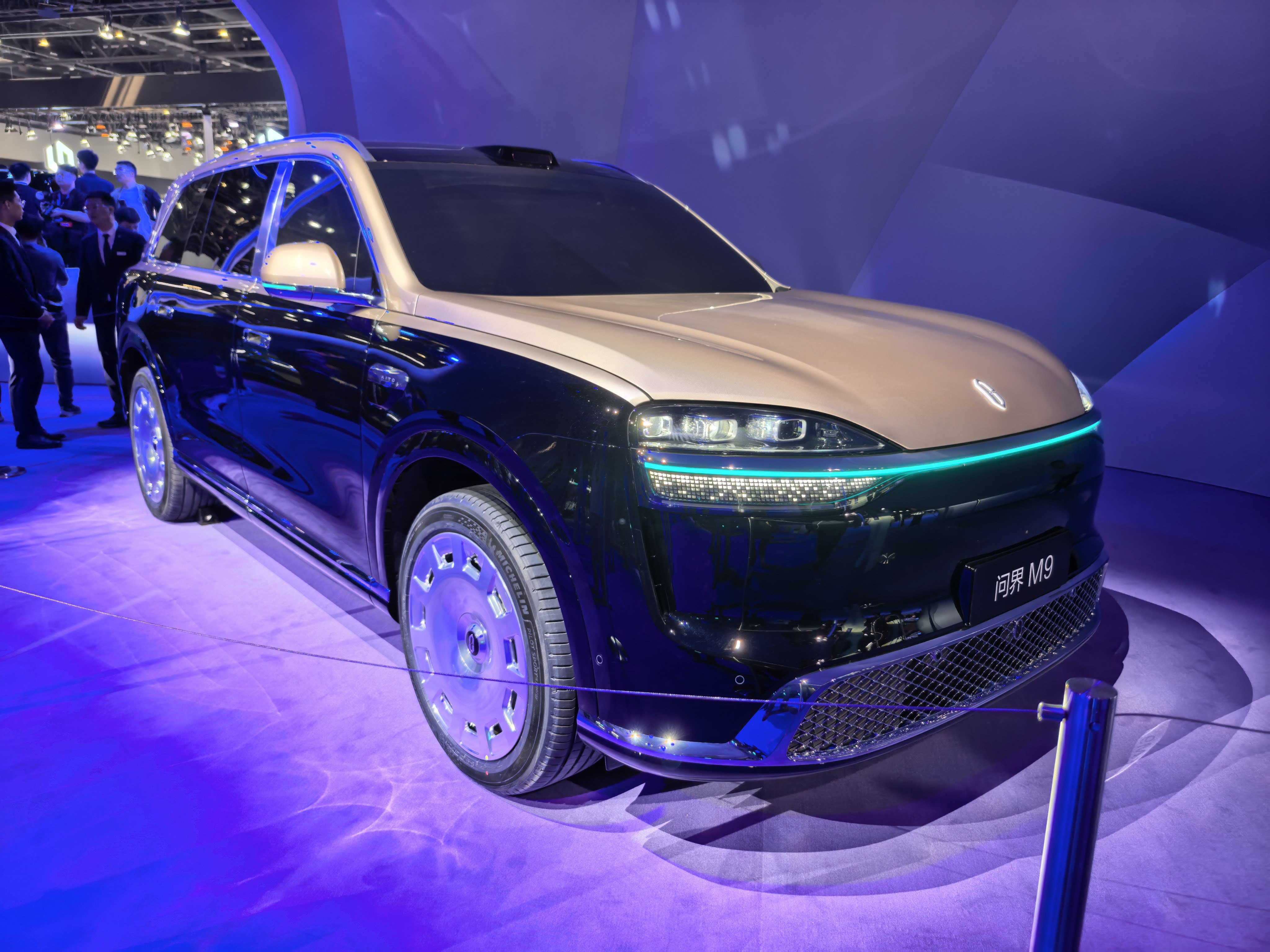 我是看不出全新问界M9 Ultimate的外观和标轴版的设计有什么不同，估计就是