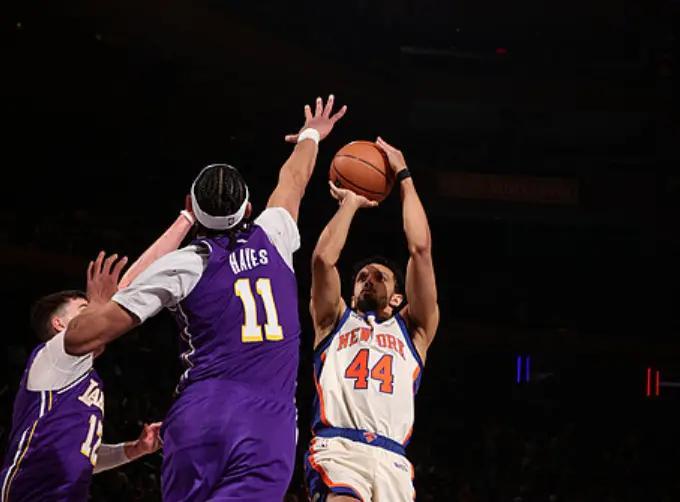 困扰湖人整年的防守痼疾不是本场的败因，湖人输在了进攻上，哪怕是半场领先buff和