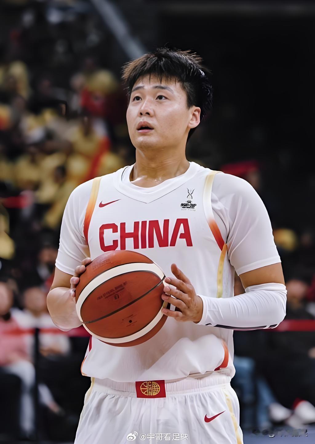 中国男篮上半场以33-47落后日本队，球队外线哑火，三分球10投仅2中，内线胡金