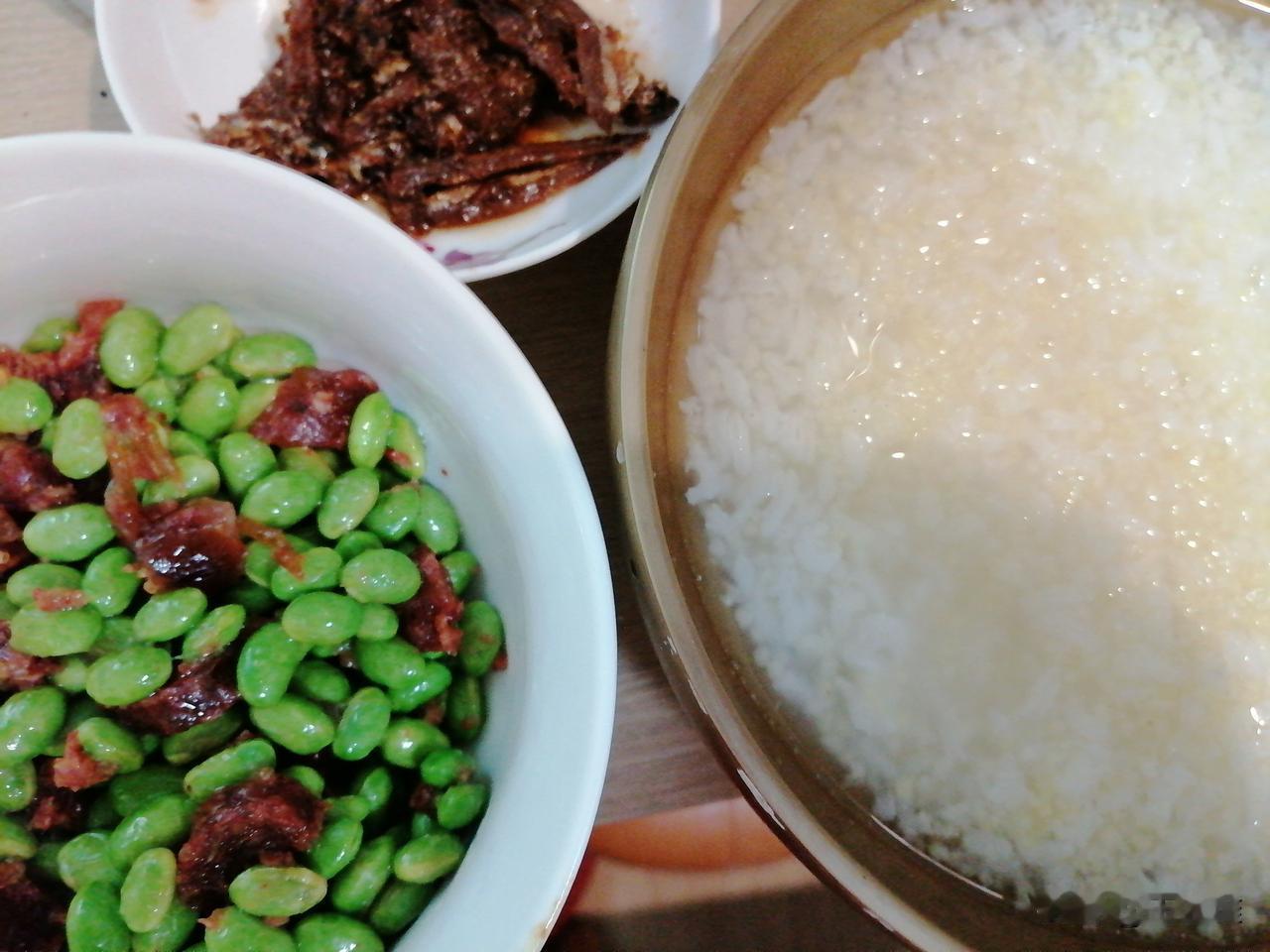 看了一下时间，都快十一点半了，这顿饭算午饭了！

除了青豆炒辣肠丁，我还借着油锅