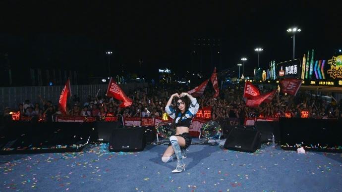 王霏霏独眼妆造王霏霏麦粒肿眼罩妆造 音乐节的舞台上面真的是好美好飒呀，看到王霏霏