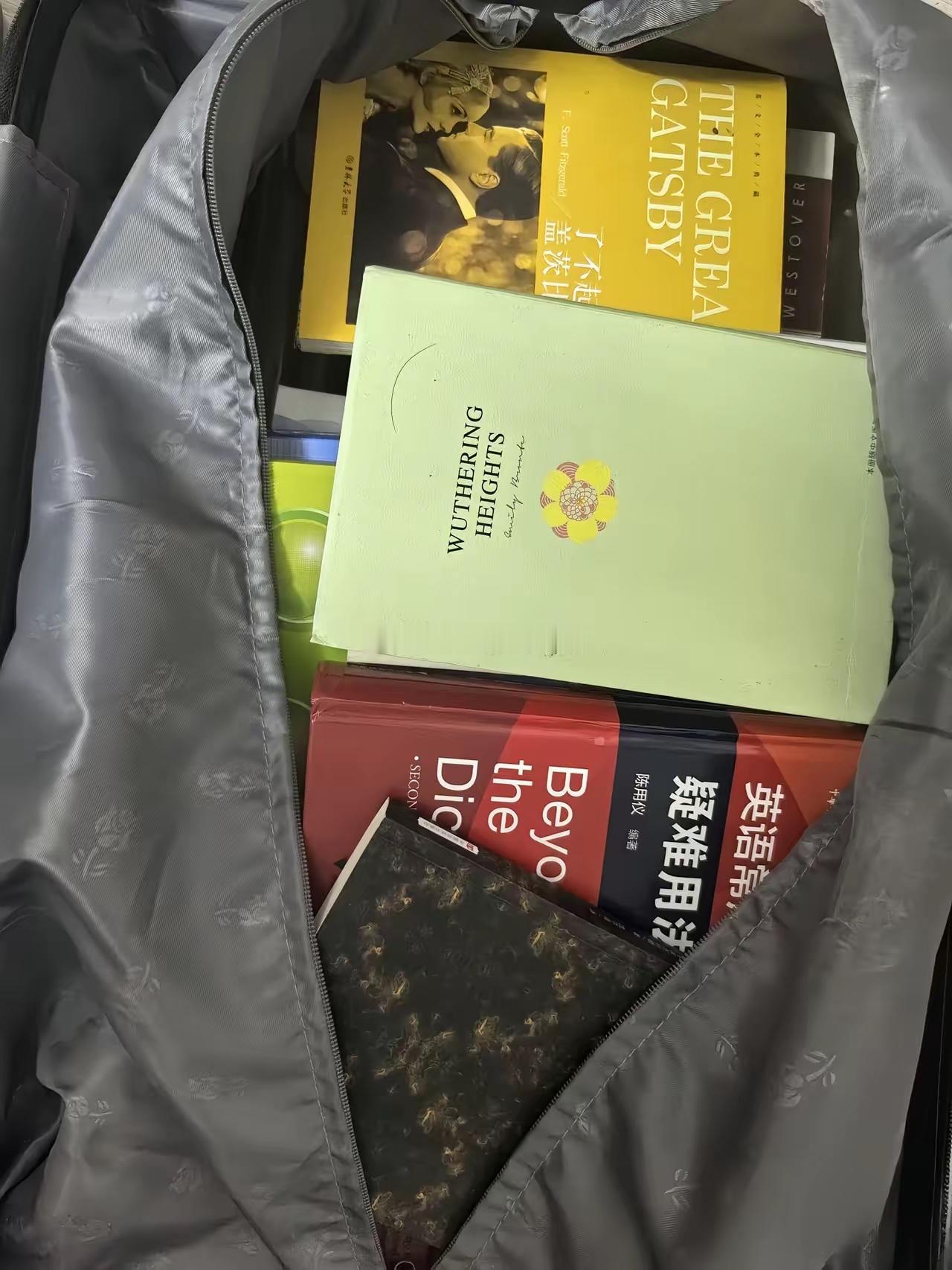年关请保洁大姐大扫除，300块的活她干了4小时，收尾时却说不要钱，只求带走孩子的