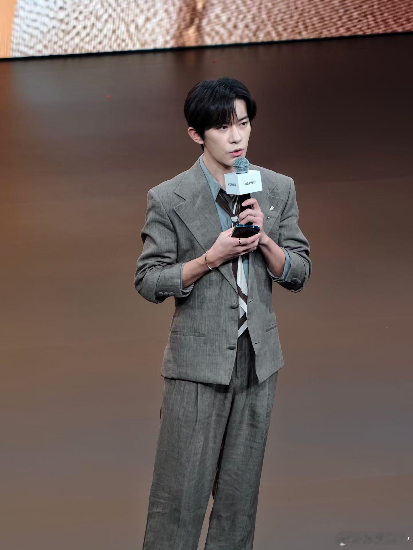 华为Pura 90系列代言人易烊千玺来了nova代言人升级现在四字弟弟也是身兼数