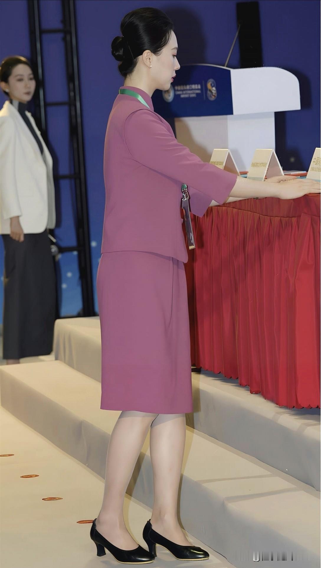 优雅职场穿搭，粉色西装裙搭配黑色高跟鞋，自信满满
