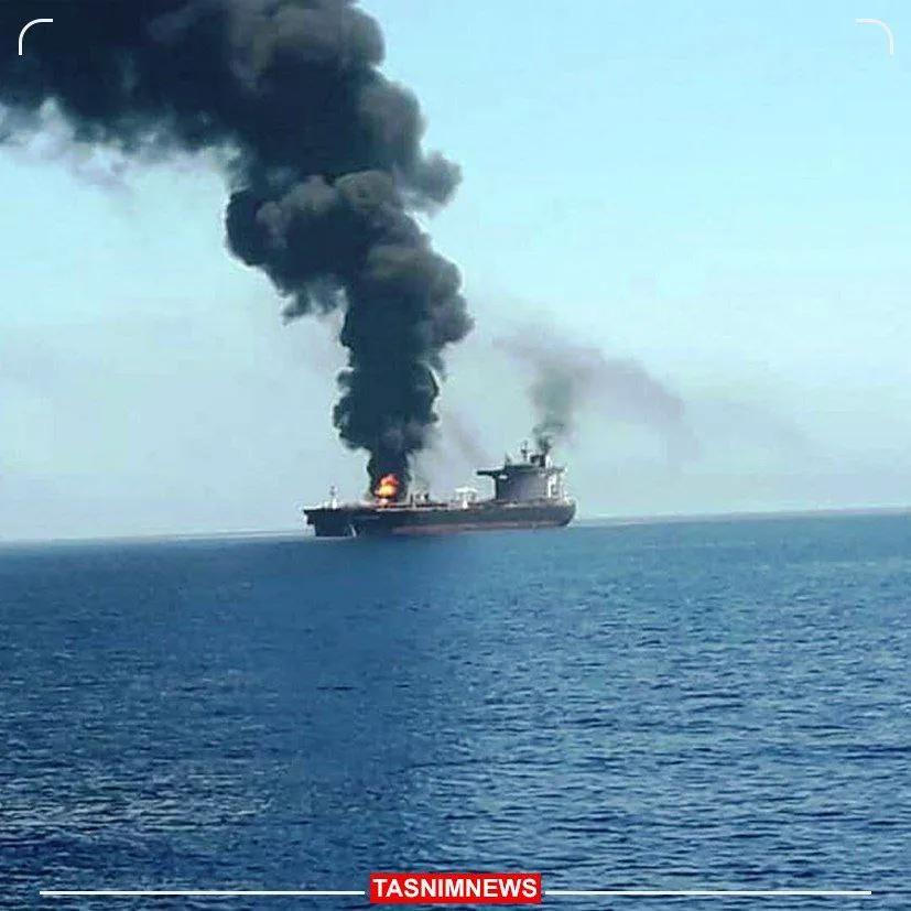 一枚导弹击中了红海的一艘船只，一名美国官员的话说，红海一艘悬挂利比里亚国旗的船只