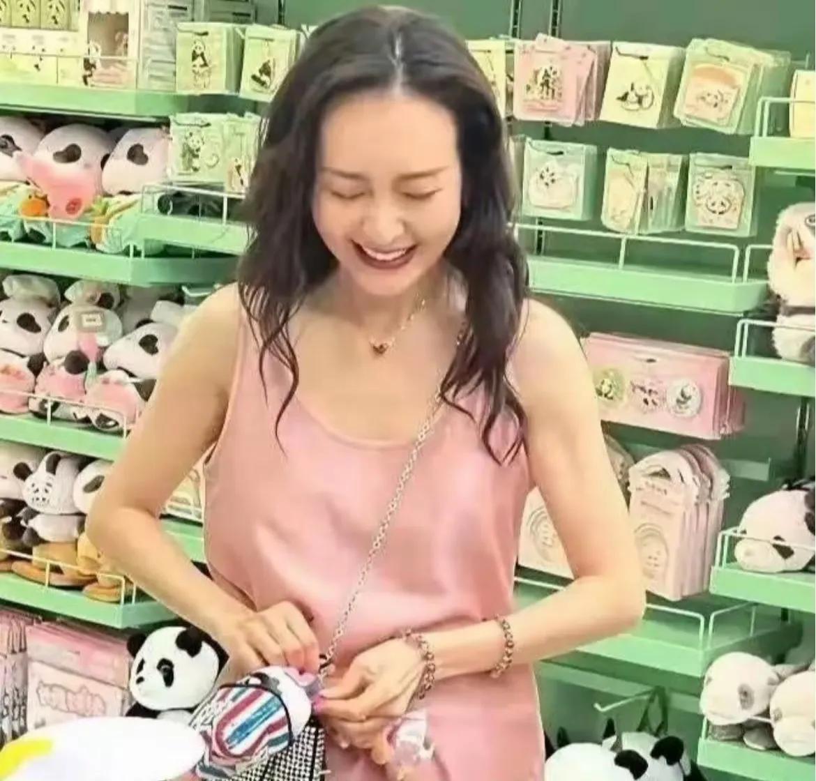 其实明眼人都看得出来，
43岁的王鸥选择公开承认当妈了，
不是为了剧宣需要，也不