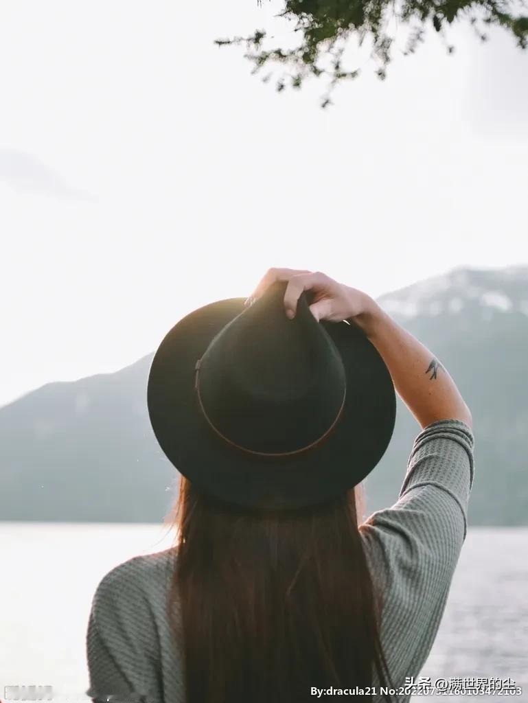 一位社会学家曾言：
当下三十岁至四十岁的未婚女孩，大概率会被剩下。
二十几岁时，