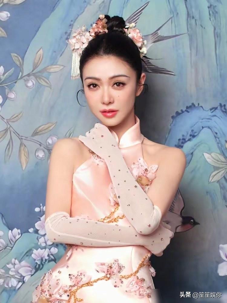 薛凯琪凭什么横扫内地连登春晚？不是运气，是精准踩中时代红利。短短几年火遍内地，靠