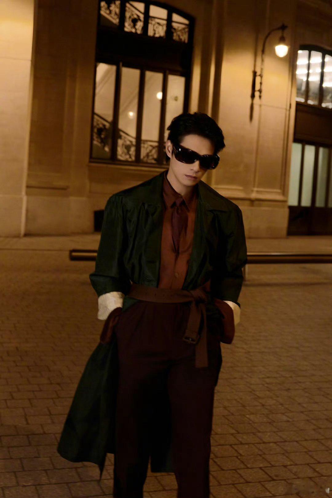 魏大勋饰楚天秋斯文疯批楚天秋， 京腔痞帅陈俊南，无限流悬疑双强，一邪一燃太带感！