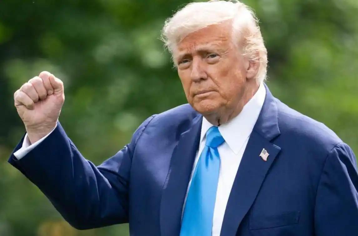 川普27日对华态度突然改变，表示暂时不加100%关税，并对媒体宣称，当前民主党是