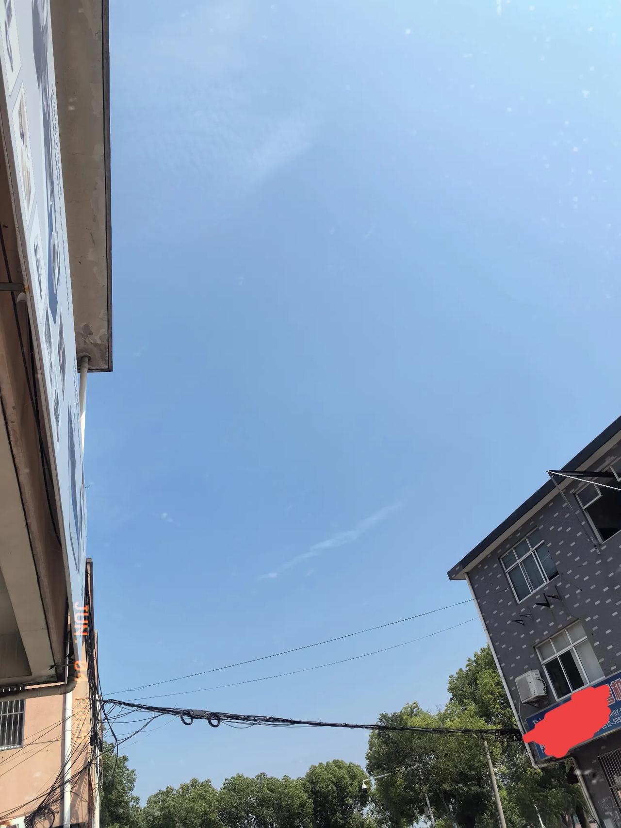 分享一张你相册里的天空风景照没有小时候的蓝了。