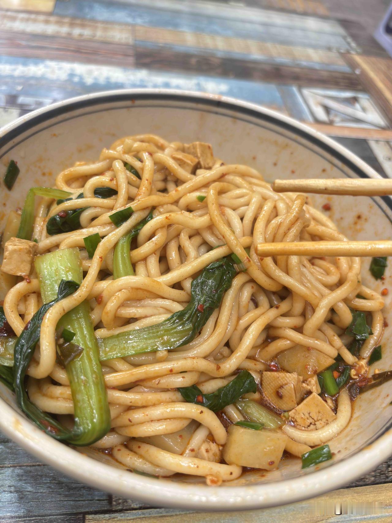 今天在西安东二路吃了一碗陕北农家饸饹面，白面的。大碗13元。陕北的饸饹面口感，口