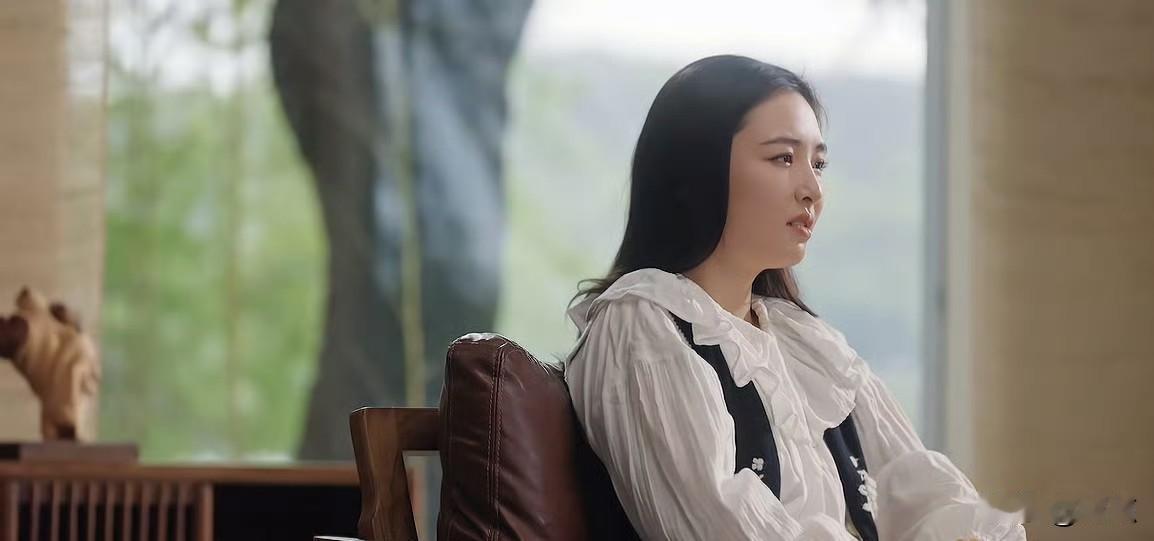 在微博视频中，吴倩自曝小时候被狗咬伤后，爸爸二话不说一巴掌打过来，把她的牙齿都打