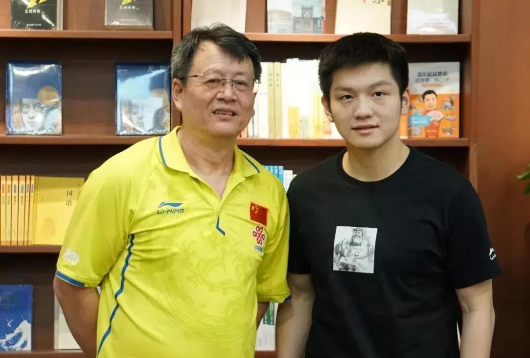 吴敬平：小胖反拉回正手得分，这就是南墙啊
小胖：老爷子，都半夜了，还不睡觉呀
吴