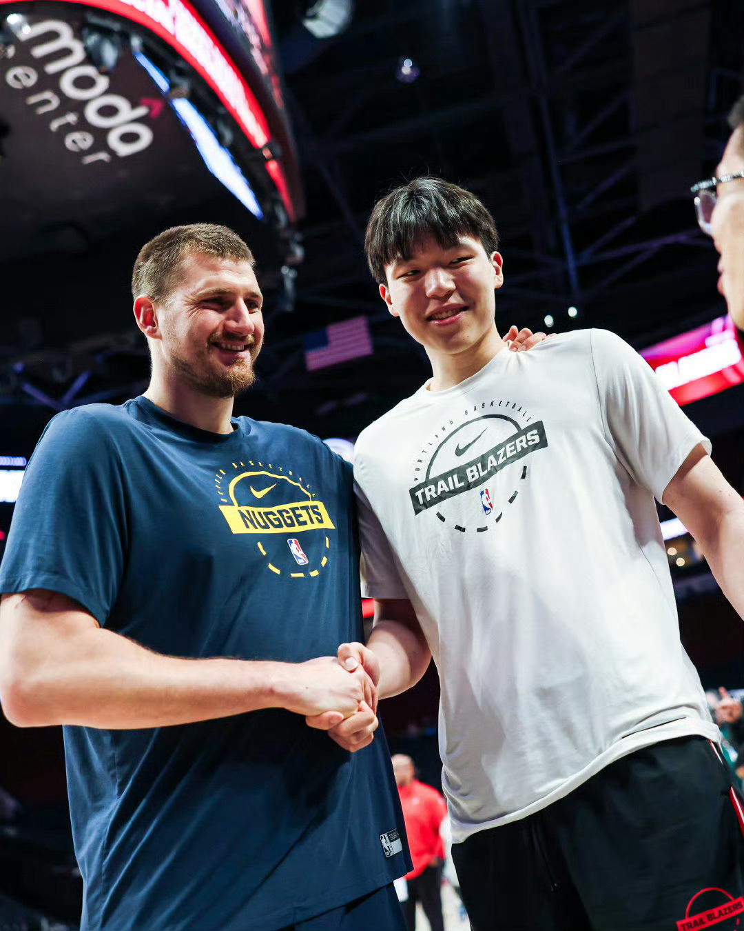 梦想成真！杨瀚森￼赛前和偶像约基奇￼聊天，并拥抱合影。 杨瀚森约基奇合影