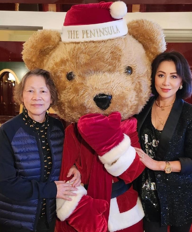 现年60岁的金像影后刘嘉玲，向来以孝顺闻名，近日她暂时放下繁重工作，与81岁的母