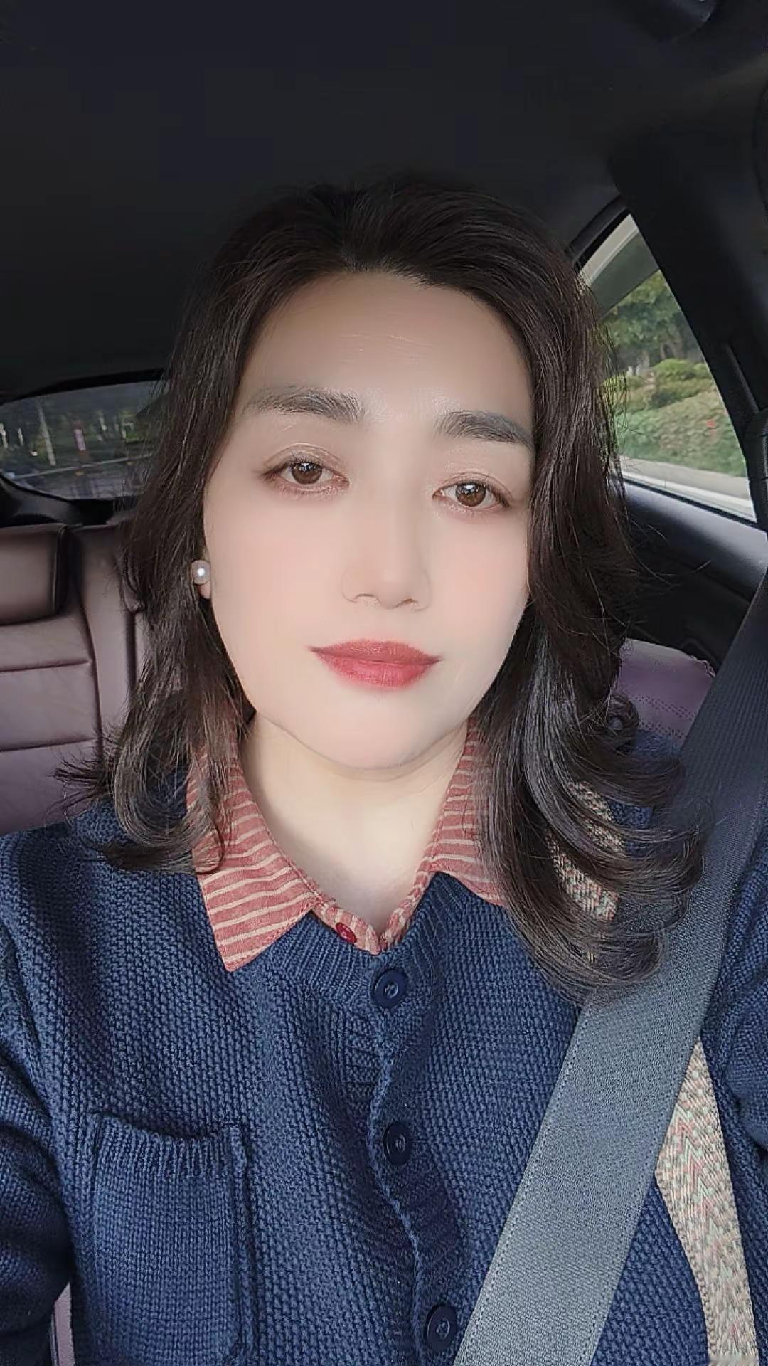 今天休息，把头发剪了，不管好不好看，自己很喜欢，愿一切顺利，家人身体健康，心想事