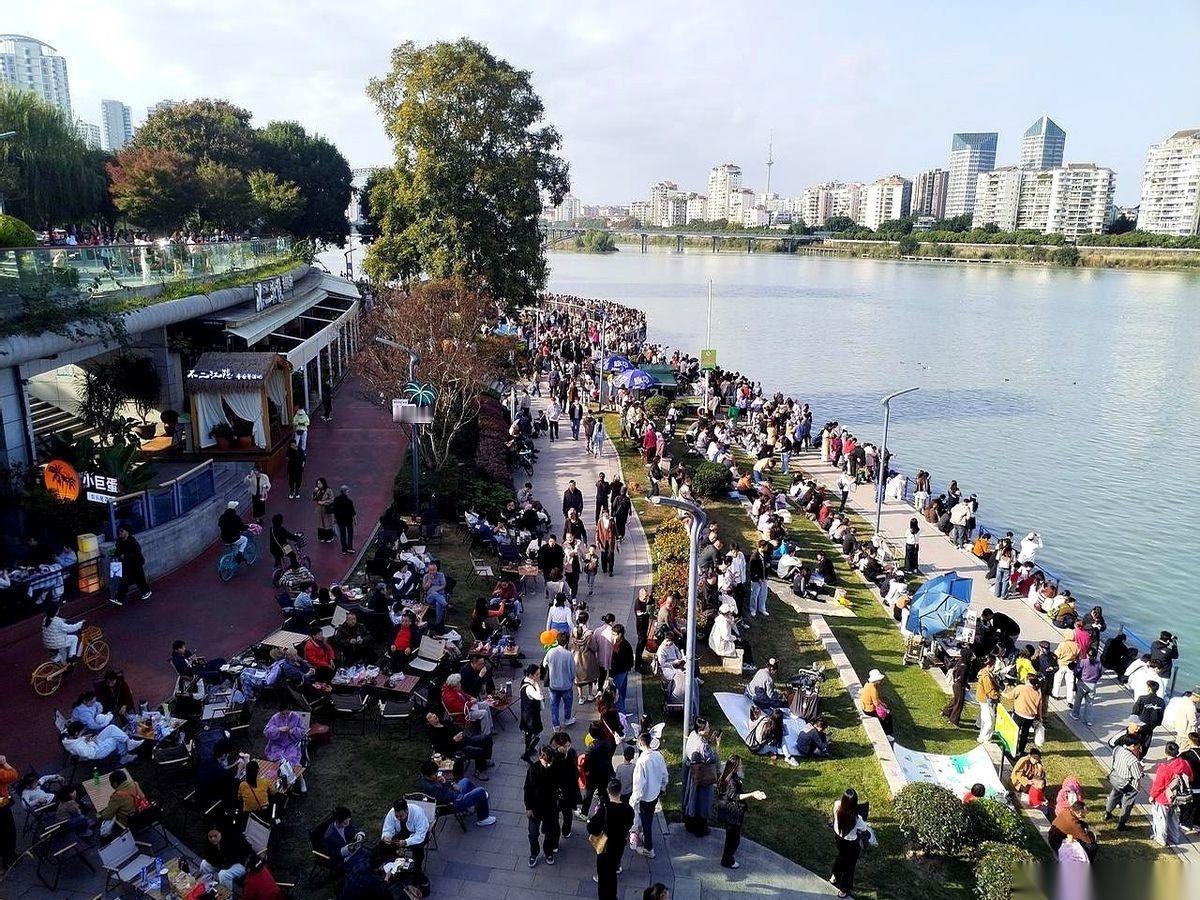 感觉全绵阳的人，今天都挤到三江码头了。
满天都是人扔的面包屑，那群从西伯利亚来的