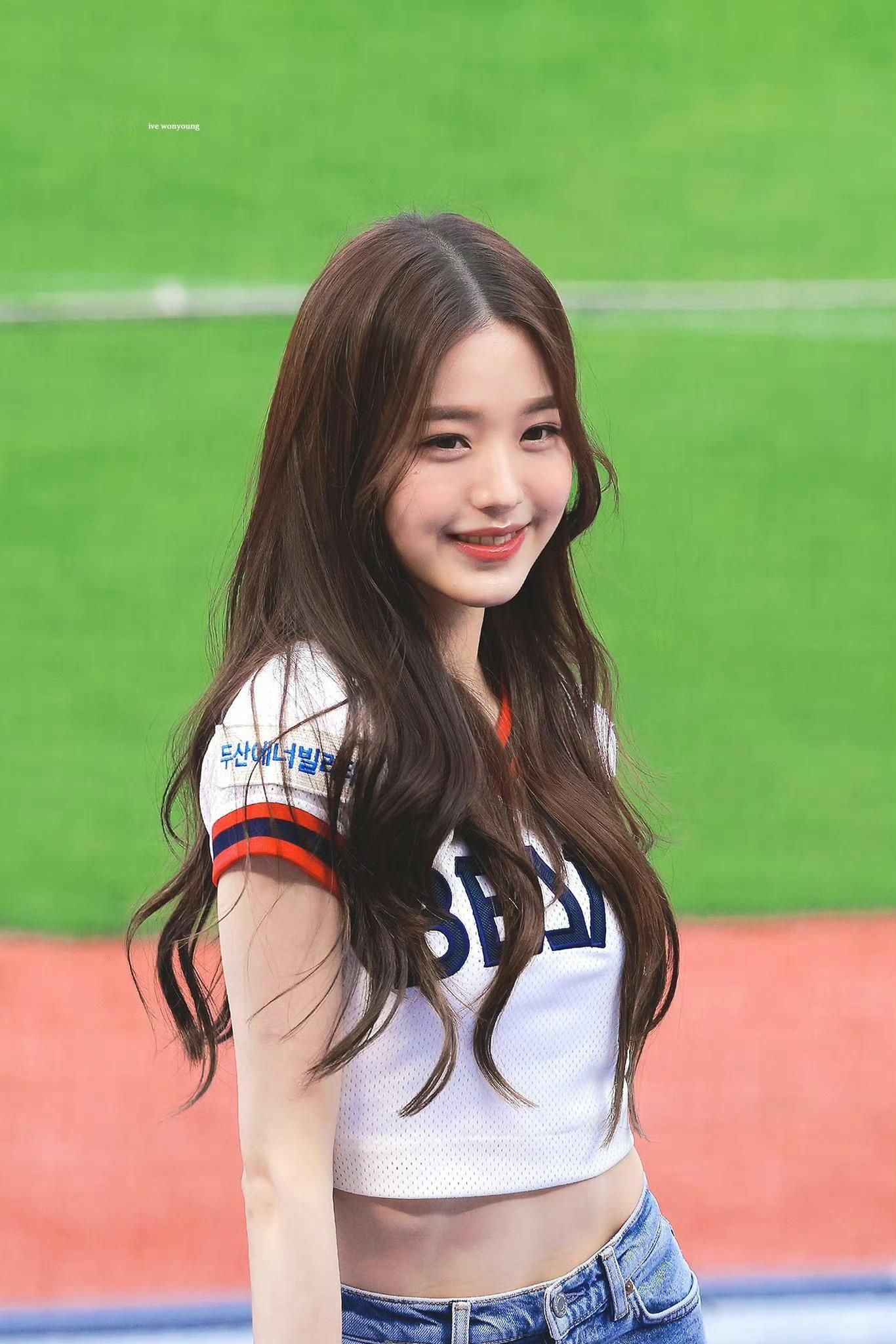 张元英[超话]那年开球张元英为mlb开球 ​​​