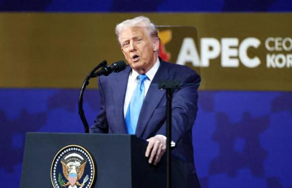 特朗普在韩国APEC峰会上自曝“功劳”，说自己靠关税威胁拦住了印巴战争，结果话刚
