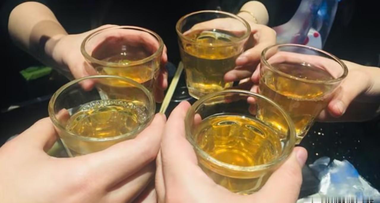 凌晨公园门口，

她甩开手、踹了一脚、

项链不见了。

警察查了监控，调了笔录
