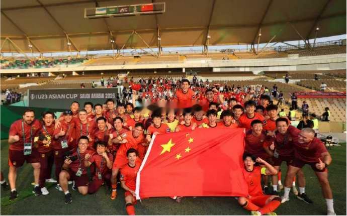 中国足球为什么烂？就是因为所谓职业人更烂！无论是球员也好，媒体人也好，天天崇尚各