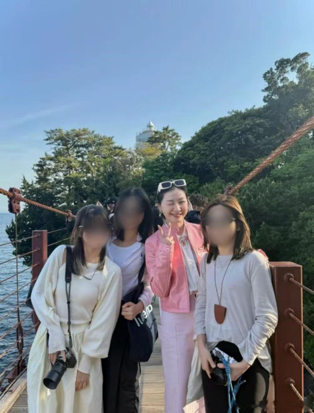 金靖舒奕橙五一出游日本偶遇金靖舒奕橙度假，金靖的状态我夸一百万遍，怎么看她都觉得