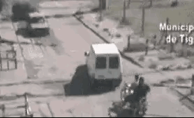 太惊险了！
火车道口，一辆汽车突然溜坡，
眼看火车马上就到，

边上一男子啥也没