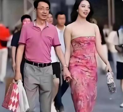 “牵手门”事件后，董思槿生活大变样。先是被原公司解除劳动合同，失去经济来源。20