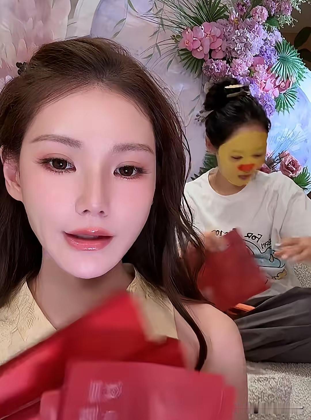 小梅说的都是实话，的确，小菲很爱孩子，对孩子很好，上班时间，有空就会发信息，看看