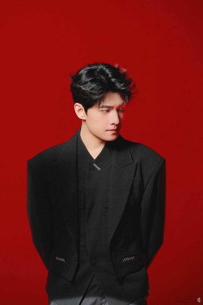 allblack 红底的时尚搭配，让杨洋在大片中尽显赢面而来的瞬间，经典的搭配方