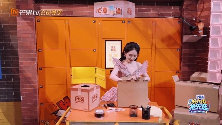 谢娜抽中了李小冉的礼物谢娜李小冉红线强如钢筋 好六街的抽奖环节可以改名为“谢娜找
