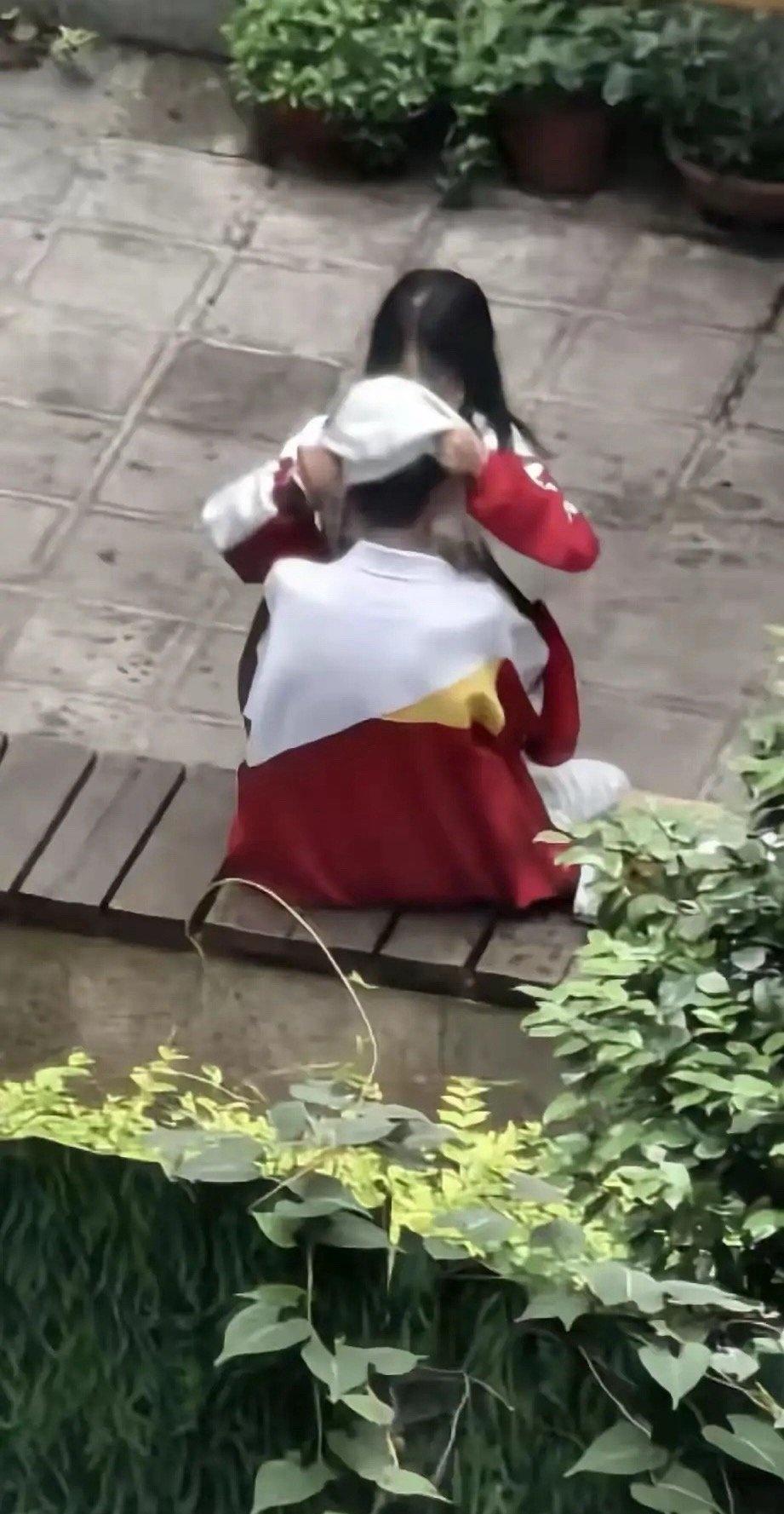 现在的学生确实需要管管了
也别骂初中生“没规矩”，缺的是“分寸课”
刷到穿校服的