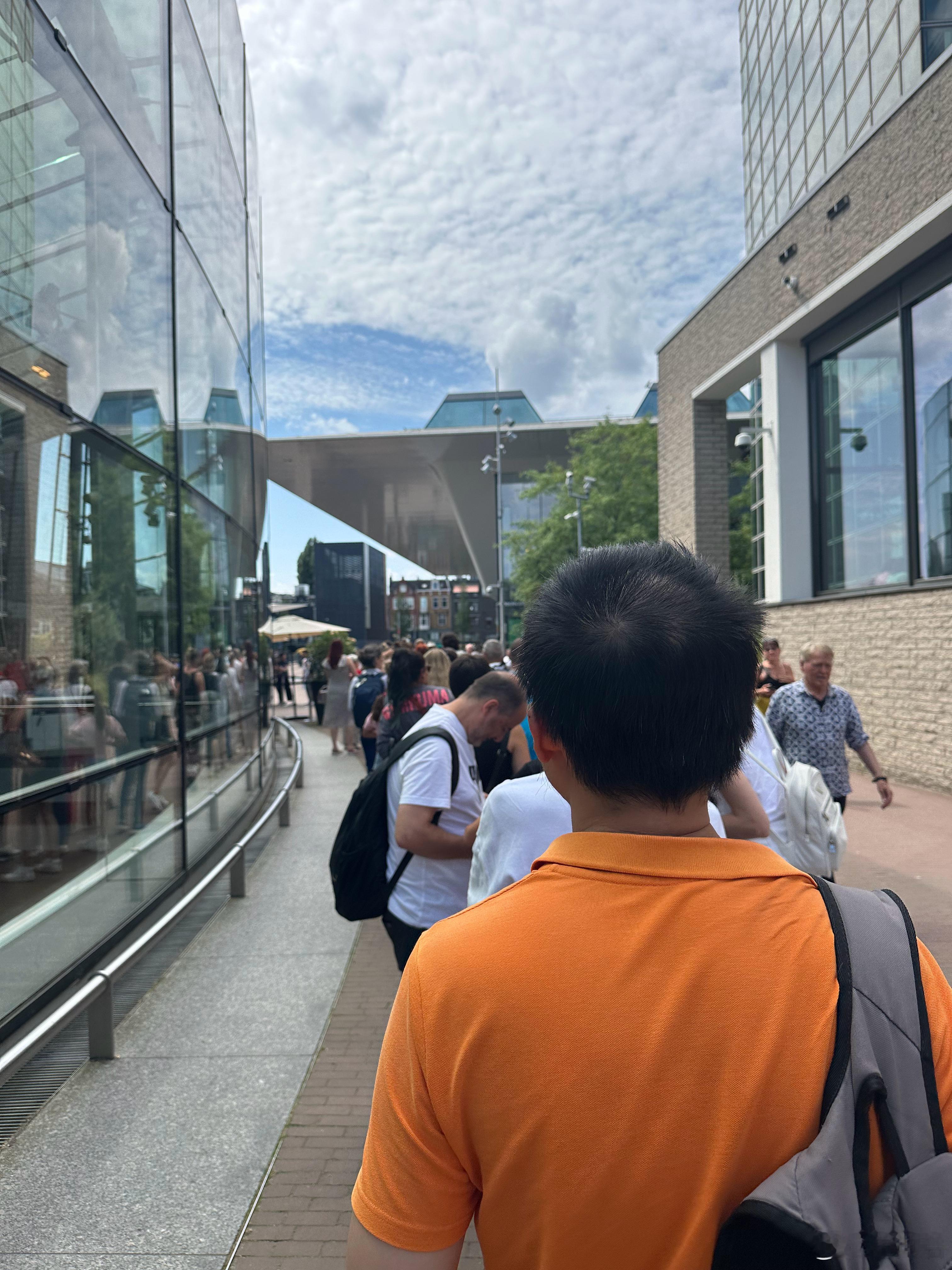 如何观察一个人是长居欧美的华人，还是国内出来短暂旅游的中国人？从发型上也可以看得