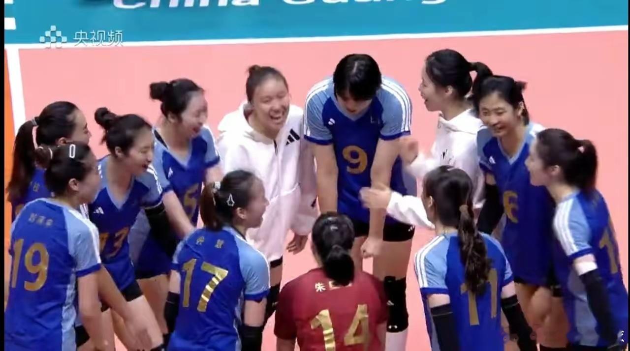 上海女排以3：0完胜河南女排。本就料到上海女排会取胜，却没想到能如此轻松。天津女