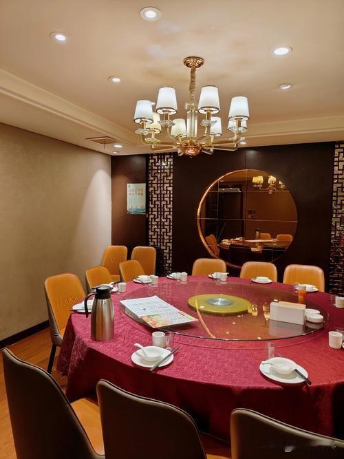 饭店支撑一年多不到两年，扔掉近一百个。
朋友大哥，退休了，人闲不住，看中一家饭店