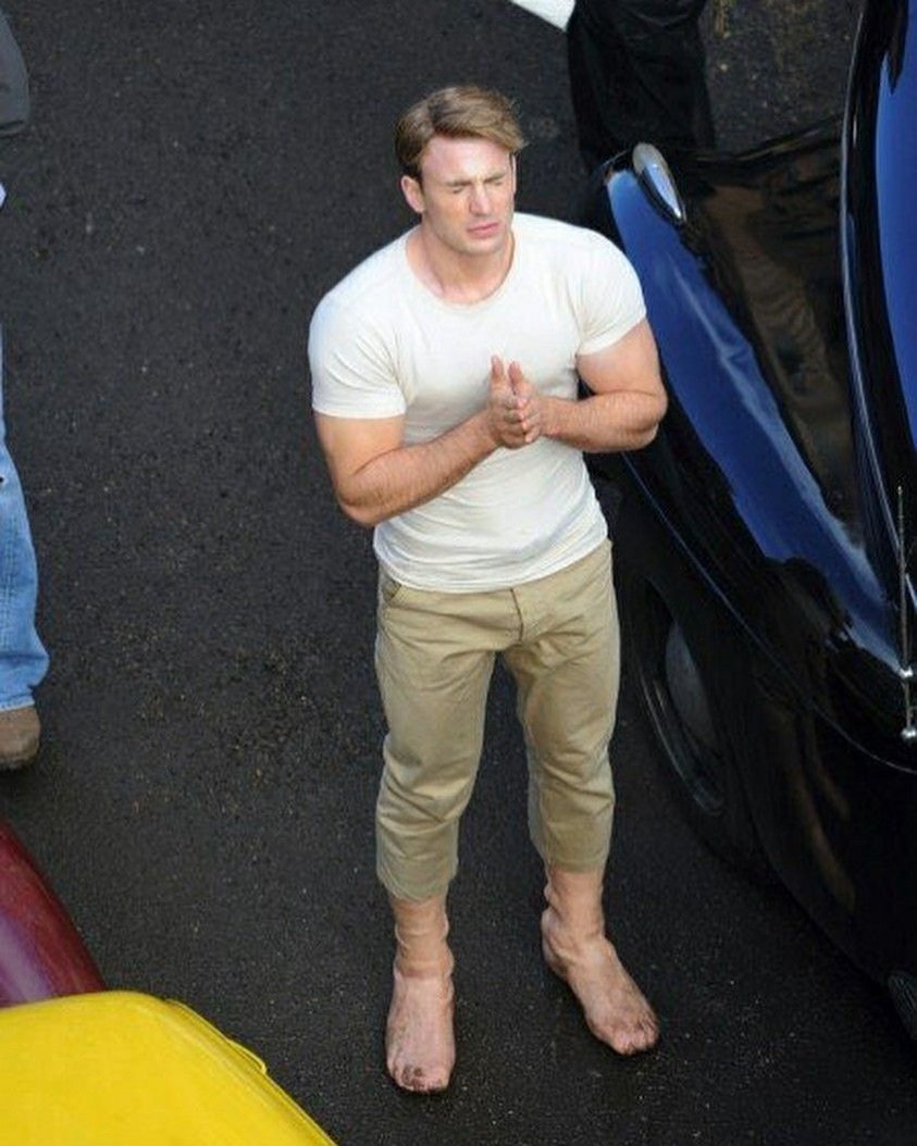 冷知识：克里斯·埃文斯在拍摄《美国队长》时，为了拍摄赤脚奔跑的镜头，剧组给他穿了